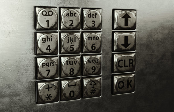 在昏暗的灯光下，旧旧的电话拨号键或银行保险库锁键盘图片下载