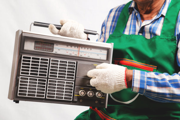 农夫的手转动老式收音机按钮图片下载