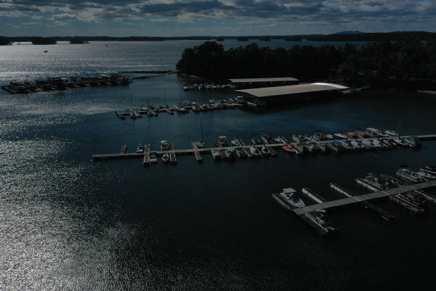 拉尼尔湖码头的鸟瞰图。图片下载