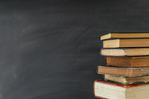 旧的学习课本和黑板图片下载