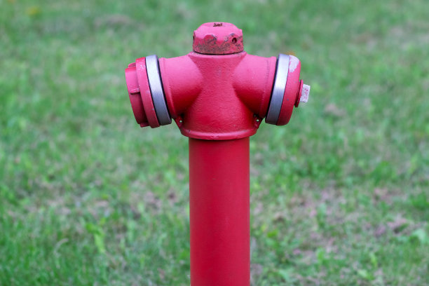 管件形式的消防栓红色特写与复制空间图片下载