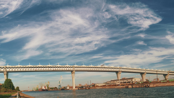 壮观的工业景观，高架公路，海港和多云的天空图片下载