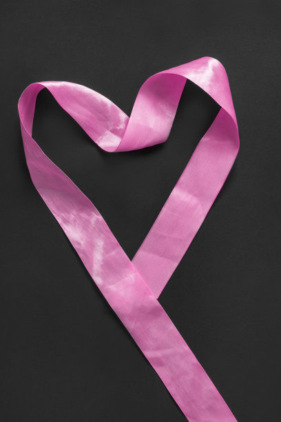 粉色丝带心形配黑色图片下载