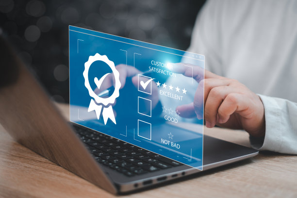 质量保证满意度评分概念在智能核对表，客户使用笔记本电脑在木桌上审查满意度反馈和评分到服务体验在线应用图片下载