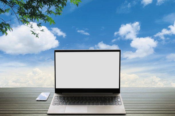 电脑放在户外高木条上图片下载