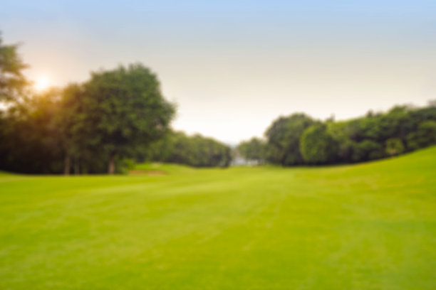 在泰国的高尔夫球场，晚上的高尔夫球场阳光灿烂图片下载