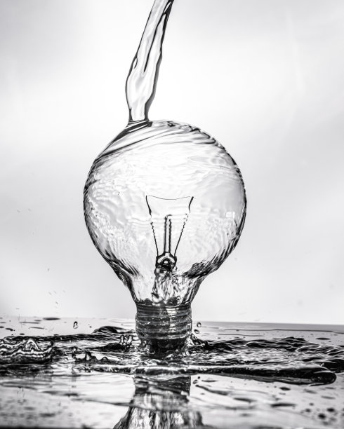 水倾泻在玻璃灯泡上图片下载