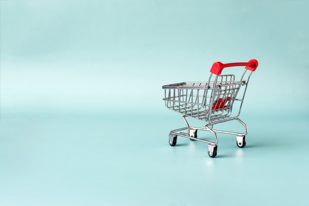 一个蓝色背景的超市空购物篮是用来发短信的。商业、销售和零售的概念。图片下载