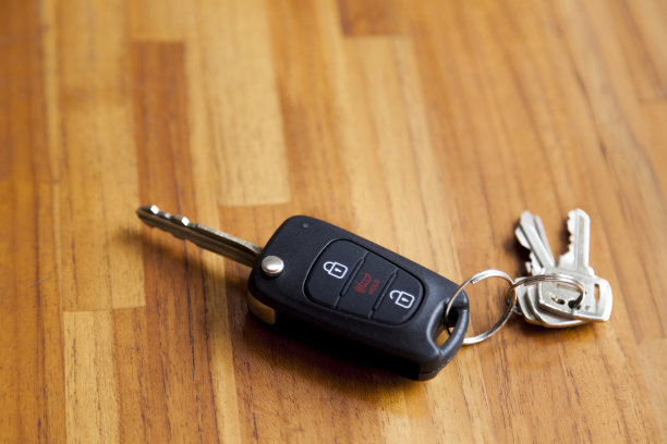 车钥匙放在木桌上。图片下载
