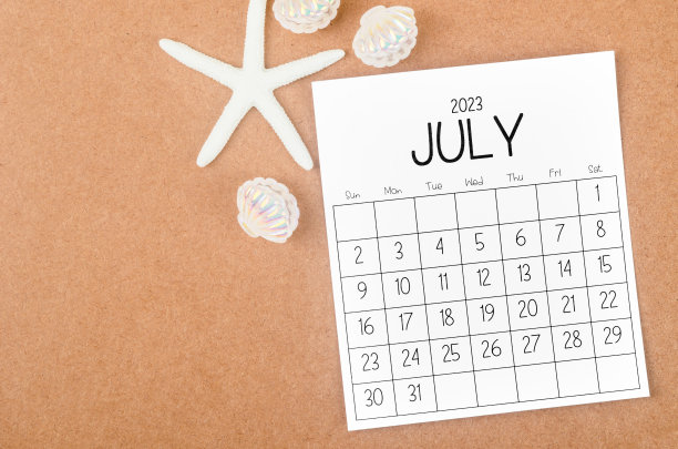 2023年7月月历，木制背景海星。图片下载