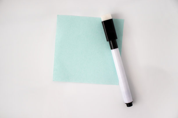 一张白纸贴在白色冰箱的门上。一张带毡头磁铁的纸。平铺，俯视图，复制空间图片下载