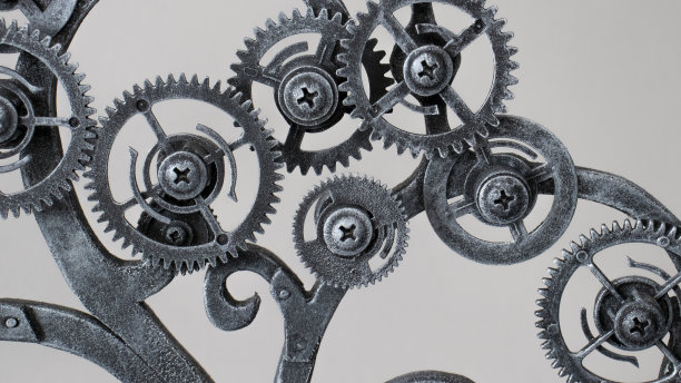 用银色齿轮做成的蒸汽朋克风格的树。室内设计中自然照片的机械选择。图片下载