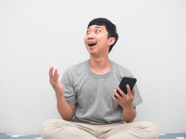 正男坐在床上开心地网购图片下载