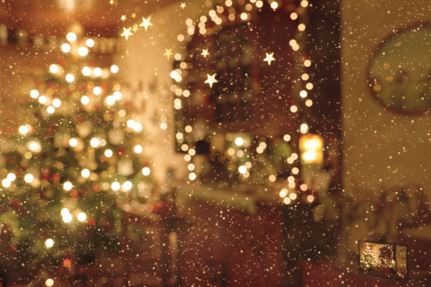 模糊的家庭房间内部场景在圣诞时间-从室外观看大雪图片下载