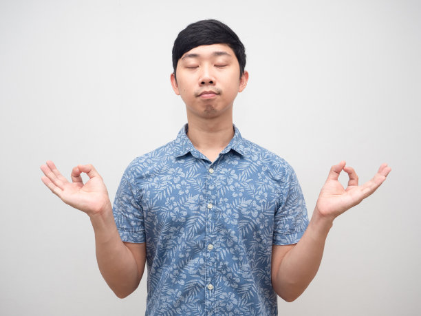 年轻人闭眼冥想瑜伽，手孤立图片下载