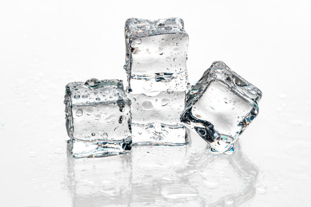 白色背景上的冰块。图片下载