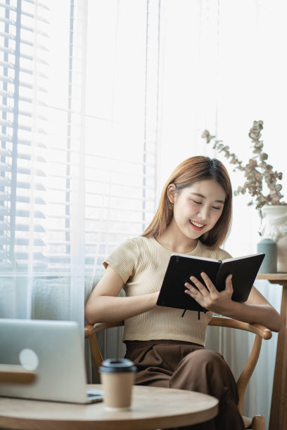 美丽的亚洲妇女微笑愉快地放松使用笔记本电脑在办公室。有创意的年轻女孩工作和打字在键盘上在线工作概念垂直图片图片下载