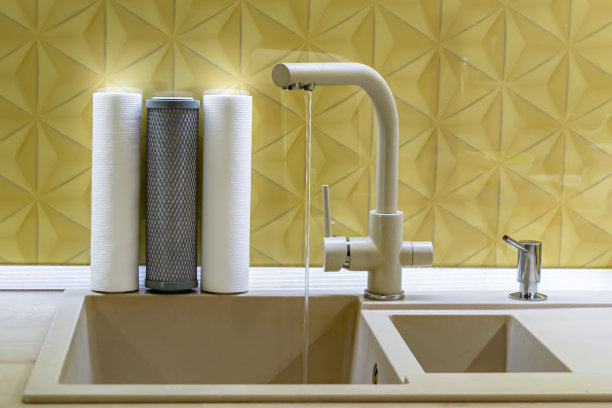 厨房背景上的家庭滤水筒图片下载