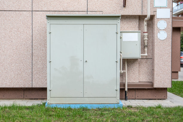 天然气输送基础设施。公寓楼附近的封闭金属箱图片下载