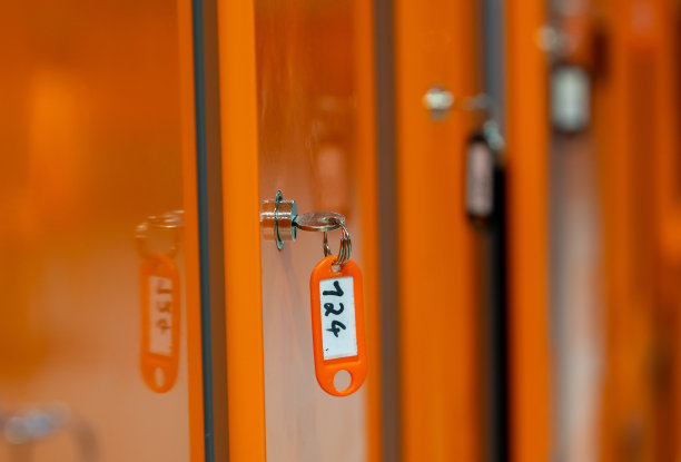 用钥匙打开更衣室的储物柜图片下载