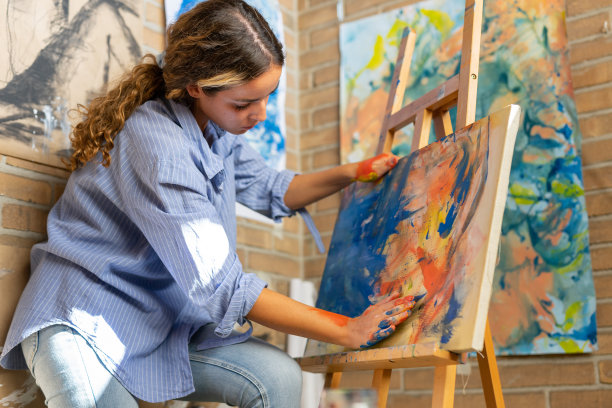 美术专业的学生在家里的房间里画画。图片下载