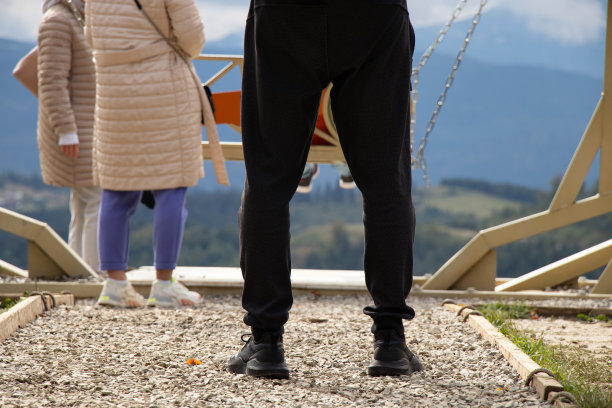 一个人站在乌克兰喀尔巴阡山脉的山顶上，脚踩在一条石路的高处，走向成功，取得成功，徒步在乌克兰的山上图片下载