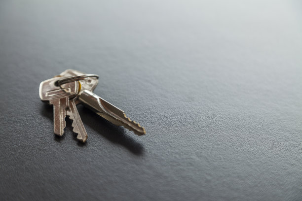 房门钥匙放在桌子上图片下载