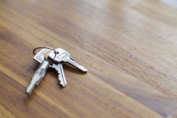 房门钥匙放在木桌上。图片下载