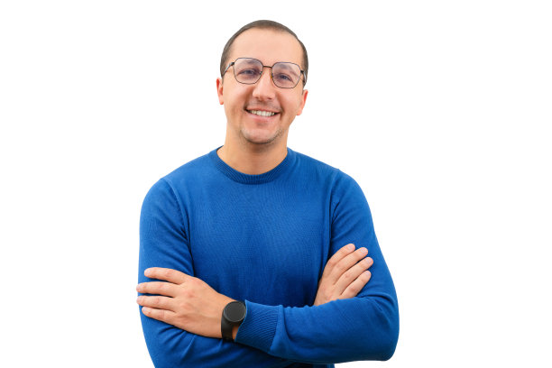 戴眼镜的年轻人看着白色背景的相机图片下载