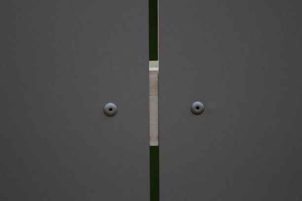 有缺口的灰色金属栅栏碎片。图片下载