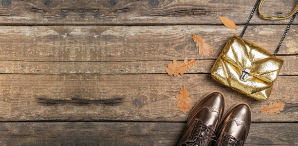 秋季女装。一套鞋和包，女性配件在木制背景。时尚时尚的手提包手包，迷人的鞋子图片下载