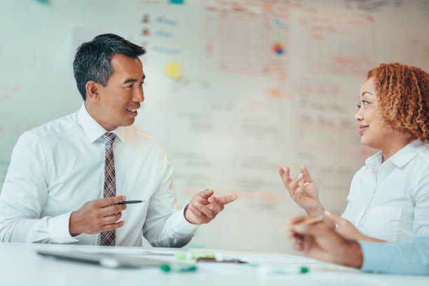 亚洲成熟商人与日本非裔美籍女商人在商务办公室会面图片下载