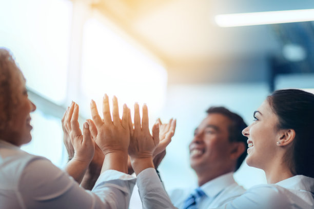 多种族的商务人士，学生，紧握双手，叠起双手，击掌，高举理念，团队建设，成功教育，教室，办公室，抬头，明亮的灯光图片下载