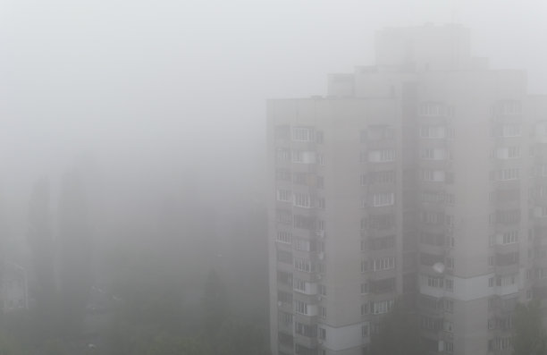 雾中模糊的居民楼图像图片下载