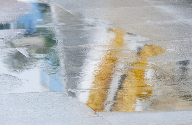 在水和潮湿的地板上反思图片下载