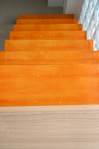 木质楼梯和玻璃墙，室内设计图片下载