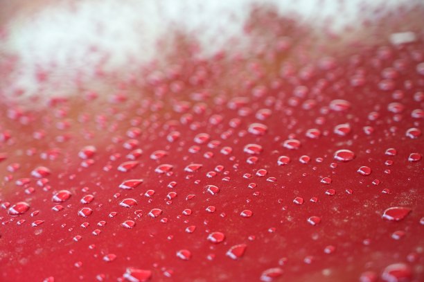 红色引擎盖上的水，交通背景图片下载