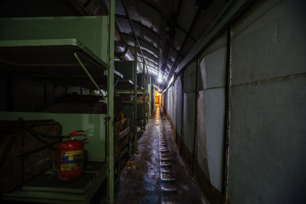 旧苏联防空洞。有双层木质床的避难所图片下载