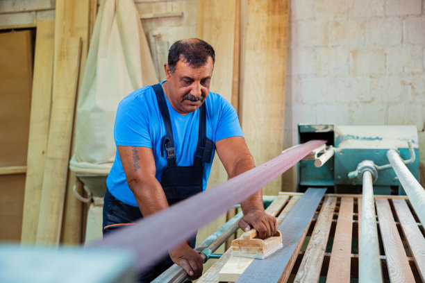 去除木板粗糙表面的印度木匠图片下载
