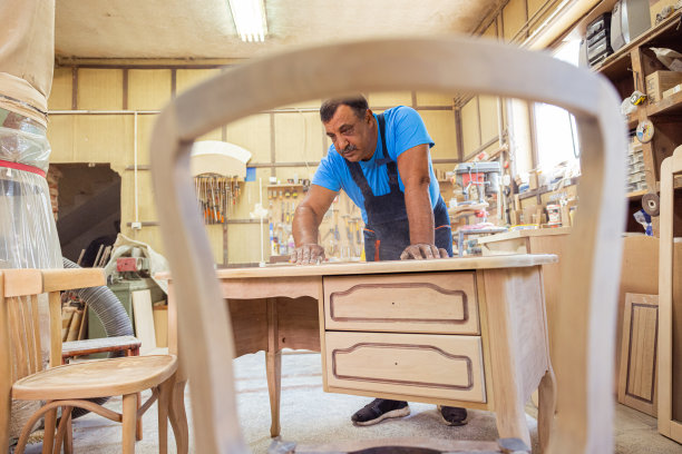 印度木匠在他的车间工作图片下载