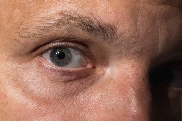 白人男性眼睛的特写照片图片下载
