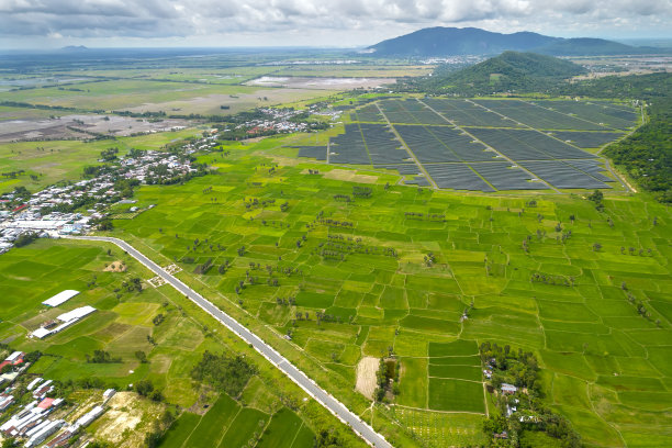 上午，稻田和太阳能发电场穿插在一起图片下载