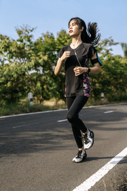 妇女在马路上跑步锻炼身体。图片下载
