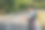 一位女士在锻炼后放松地站着。图片下载