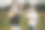 男人和女人运动后都站着喝水。图片下载