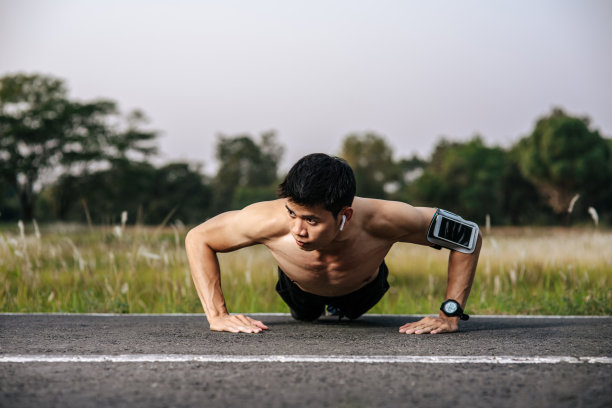 脱下衬衫的人用肌肉推着街道。图片下载