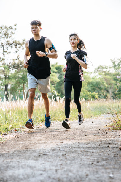 男人和女人通过跑步来锻炼身体。图片下载