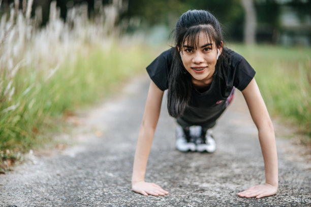 女性在运动前后都要热身。图片下载