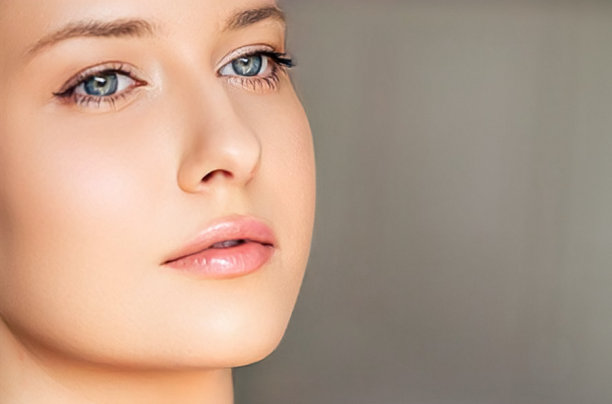 完美的皮肤和美丽的外表，美丽的面孔的年轻女性护肤化妆品和美容图片下载