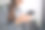 特写的快乐微笑的年轻白人女性在家里或智能办公室使用智能手机，积极的女孩使用手机和短信。技术，创业，新业务和沟通理念图片下载